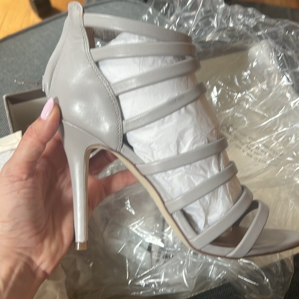 Renvy Perry Tubular strap sandal in light grey leather